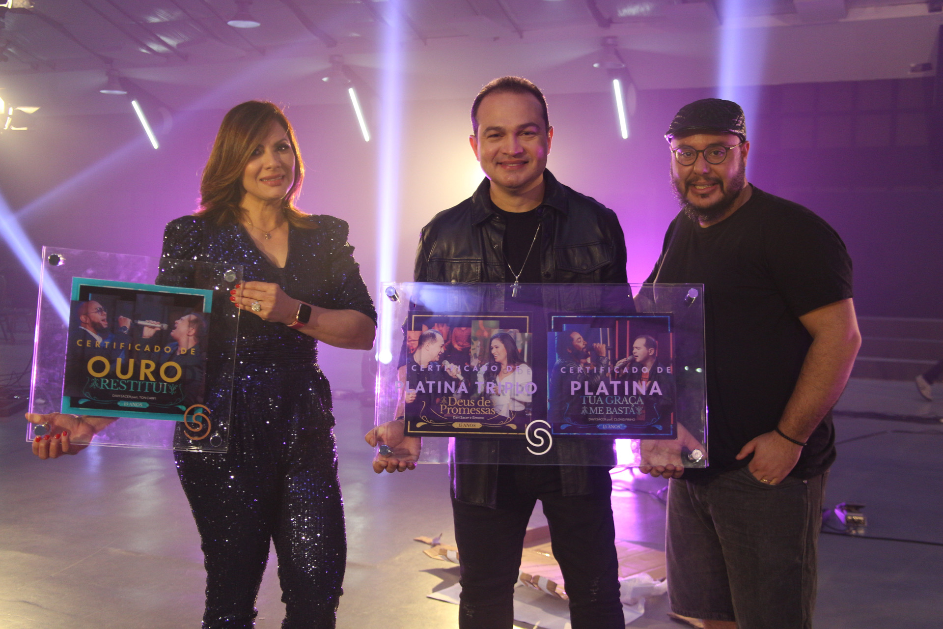 Davi Sacer recebe discos de platina e platina triplo durante gravação de seu novo EP