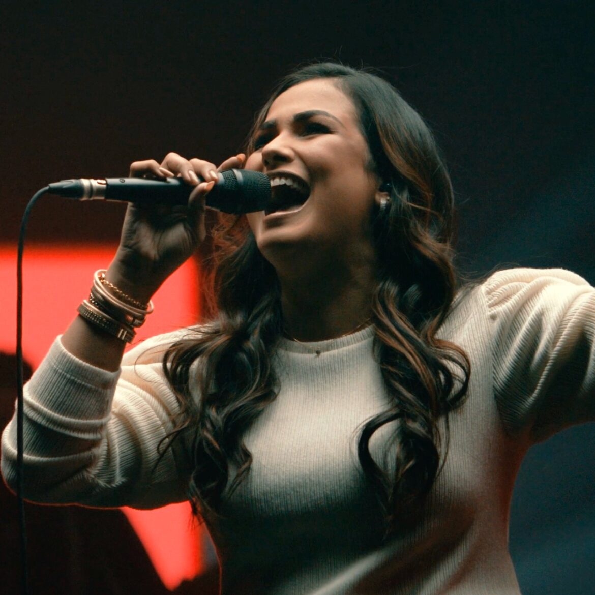 Bruna Olly fala sobre o mover do Espírito Santo em seu novo single