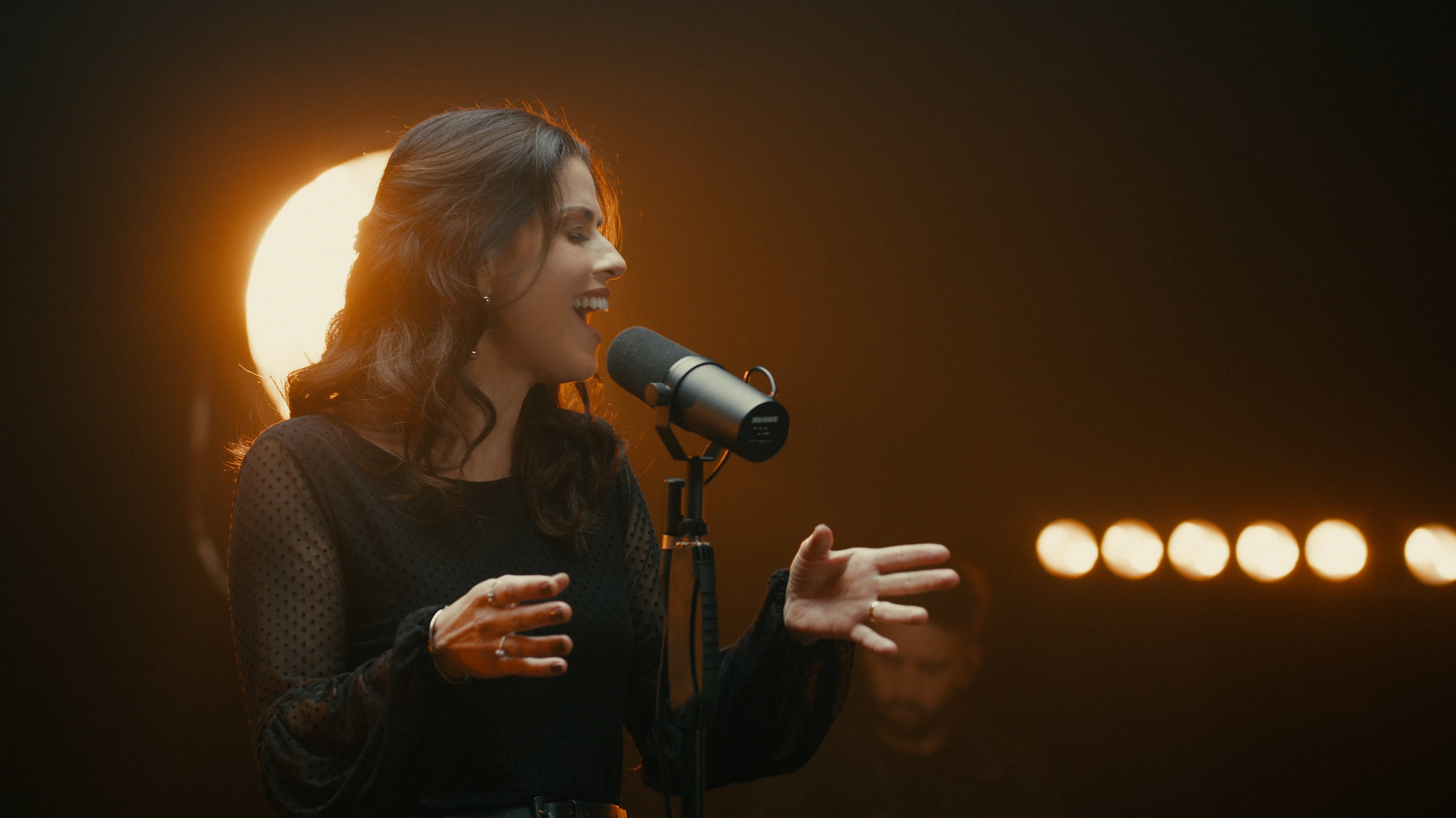 Rachel Novaes emociona o público ao apresentar a releitura de um grande clássico