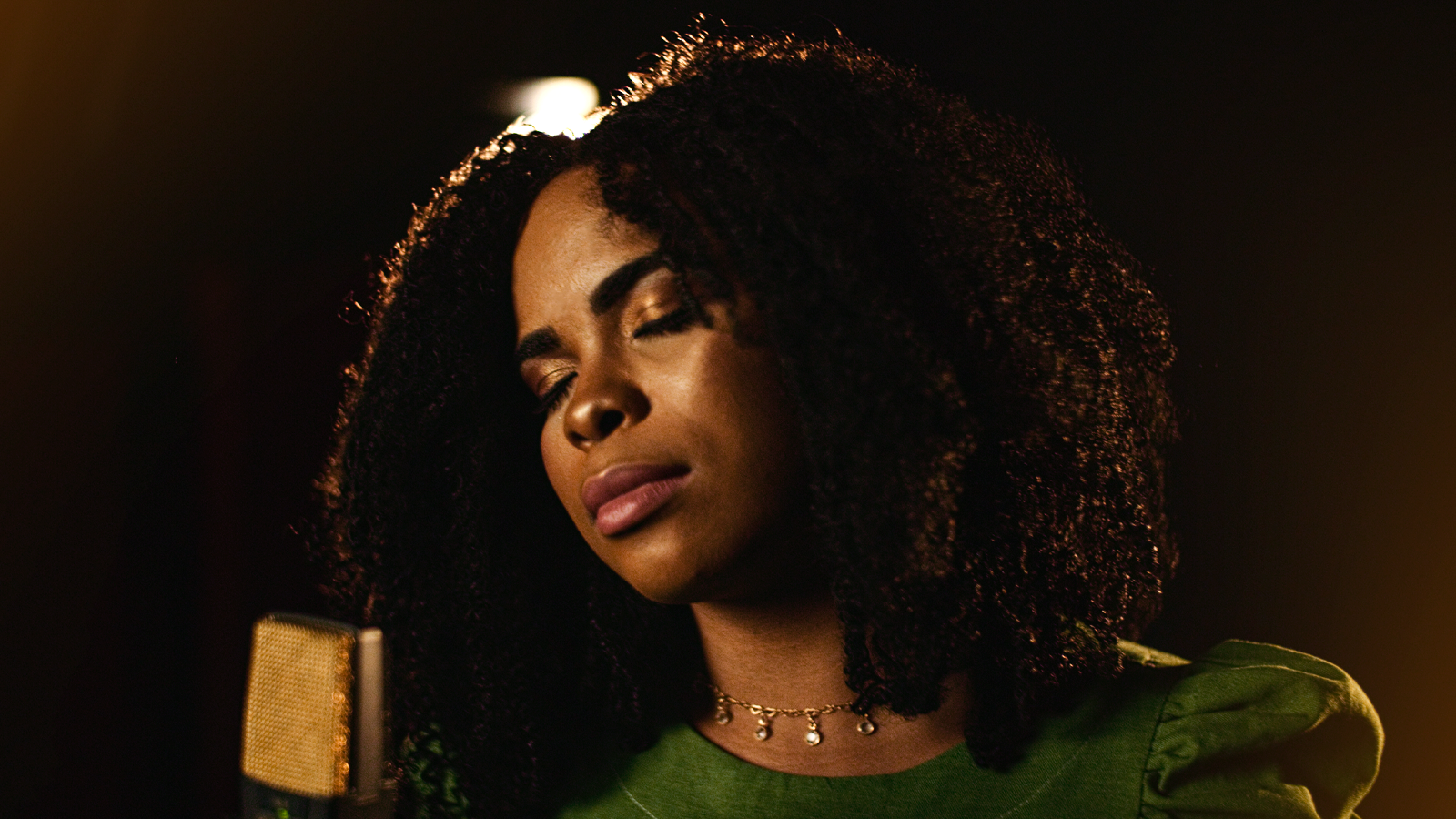 Cantora Priscila Sotero celebra 200 mil plays no cover da canção “Por Causa Dele”