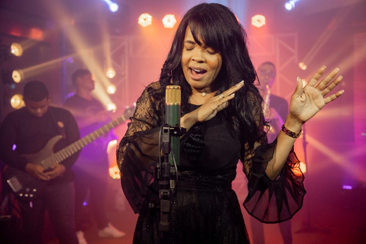 Após vencer a depressão, cantora Vera Schweizer celebra cura com o single “Aba Pai”