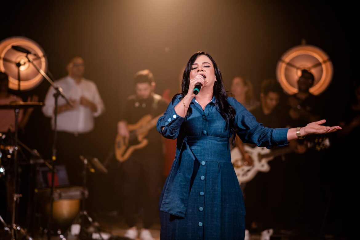 A cantora Sara Santos lança o single “Pai, Estou De Volta”