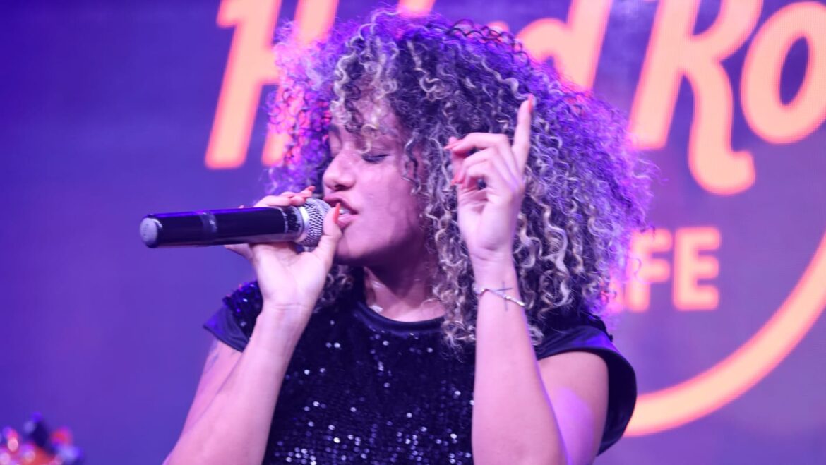 Leidy Murilho se apresenta no Hard Rock em Curitiba