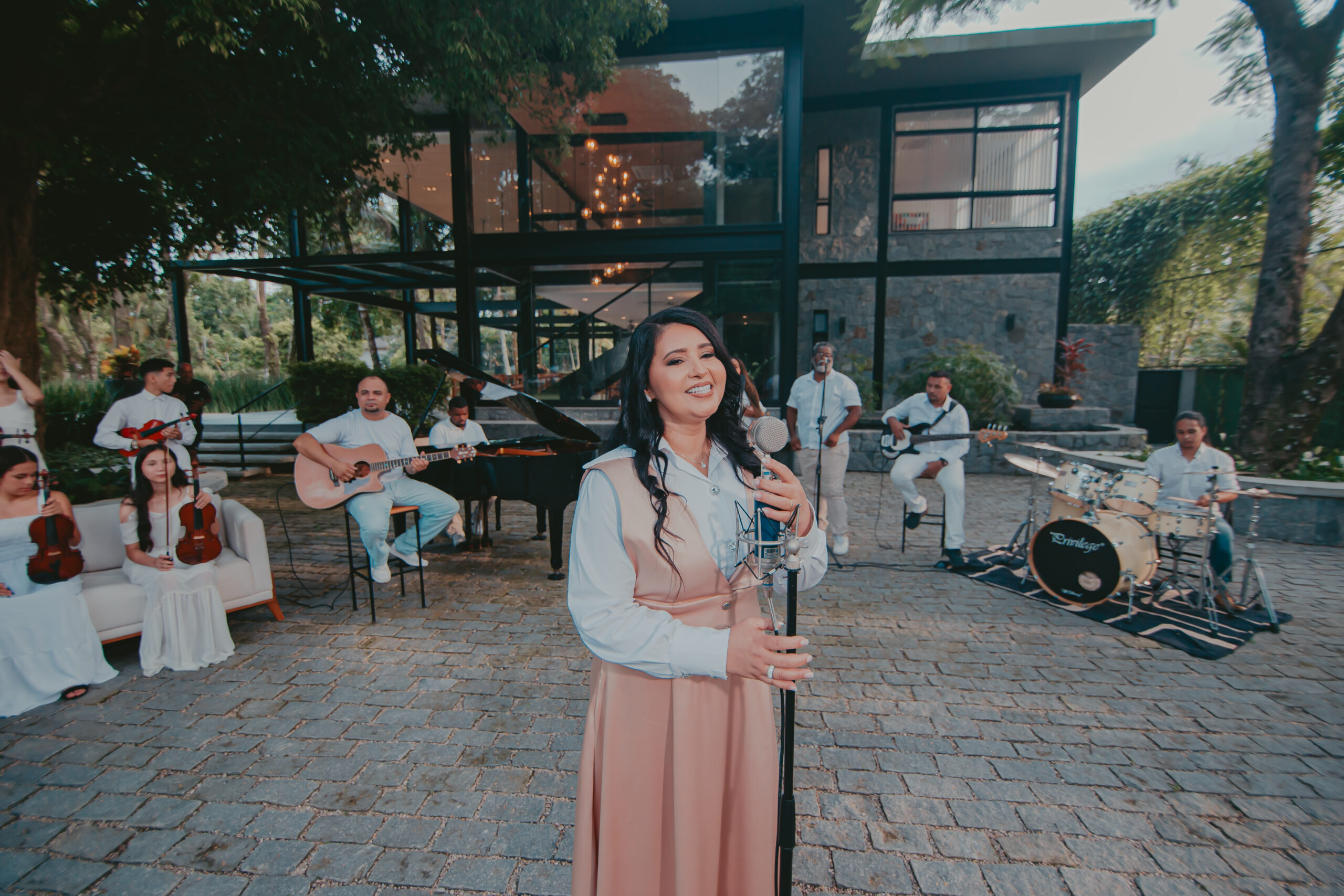 Rosângela Oliveira lança o single “Há Poder no Nome de Jesus” pela Central Gospel Music