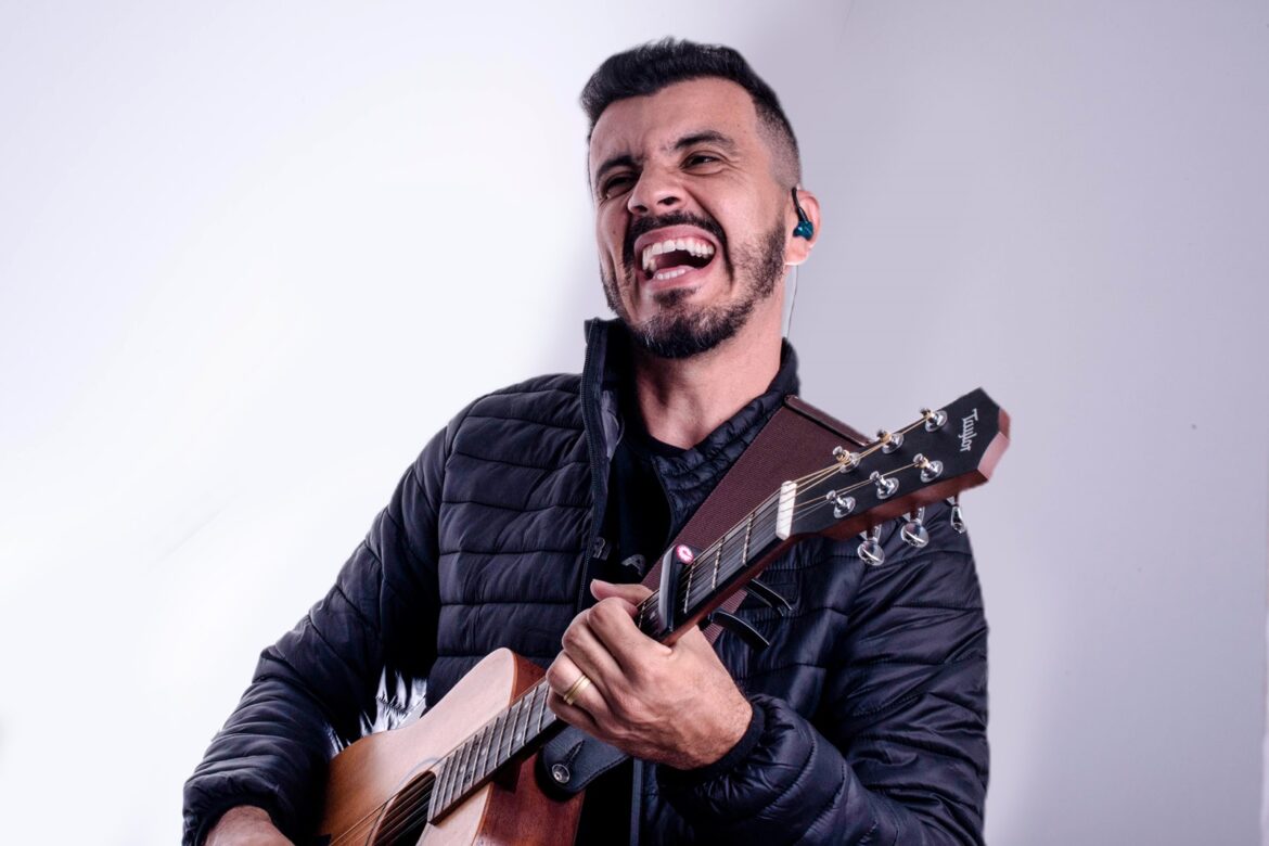 Cantor Stéfanno Dias assina contrato com a Nova Fase Music e promete novos singles para 2024