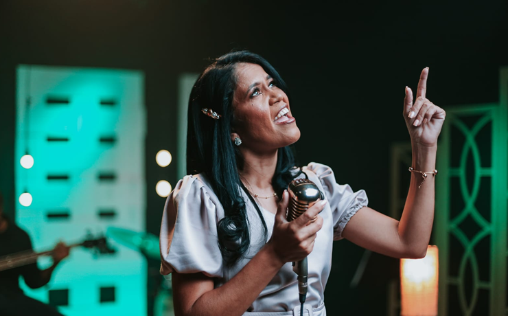 Cantora Shirley Chagas anuncia novos lançamentos para 2024 após sucesso do single “Tranquiliza”