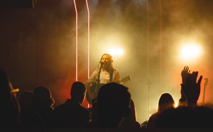 Cantora Emily Todesco é o grande destaque do evento Avivall 2024