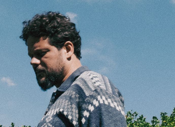 Marcos Almeida lança “Porão”, primeira faixa de seu novo álbum “Calado”