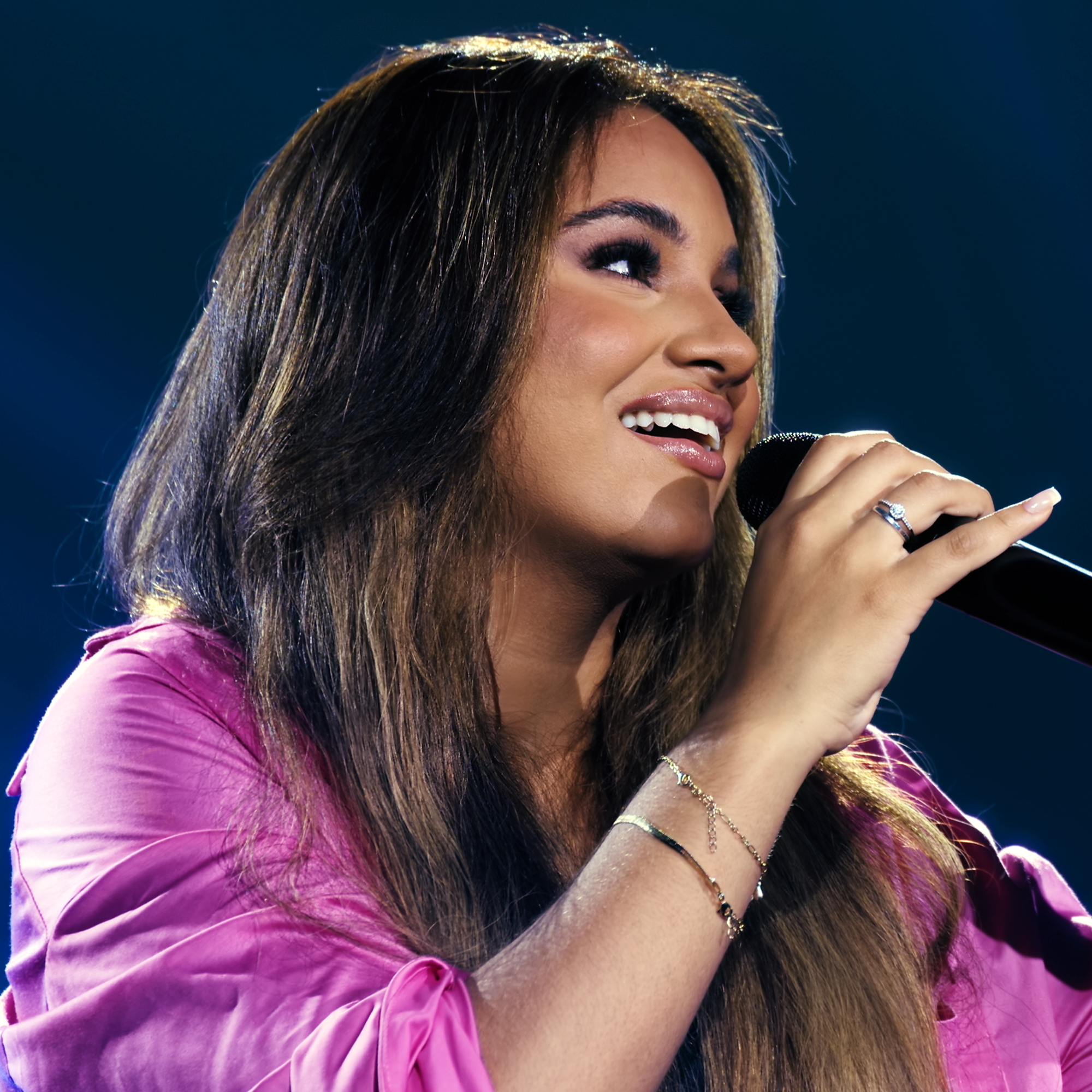 Sarah Beatriz lança versão em português de grande sucesso internacional