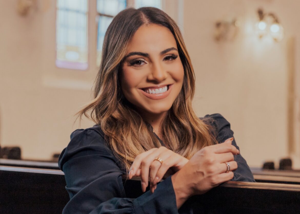 Gabriela Rocha lança terceiro single do projeto “A Igreja” com o medley “Deus Está Aqui”