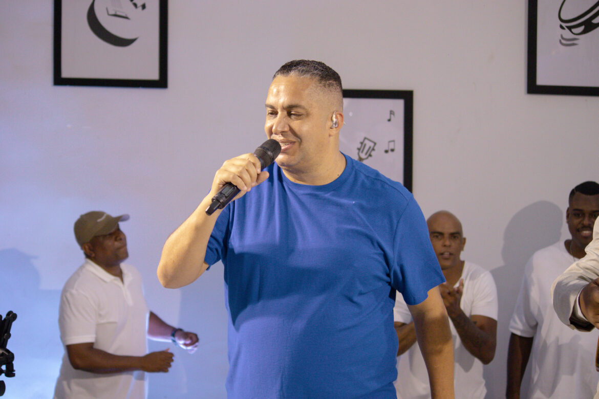 Waguinho comemora 30 anos de carreira lançando nova versão de seu primeiro sucesso no gospel