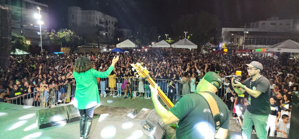 Tirza Almeida canta para mais de 10 mil durante evento “Mergulhados na Praça”, em Salvador