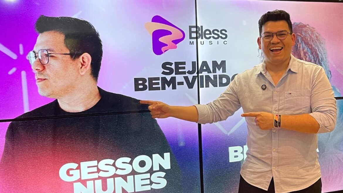 Gesson Nunes, criador do Gospelmente, fecha contrato com a Bless Music durante a ExpoCristã 2024.