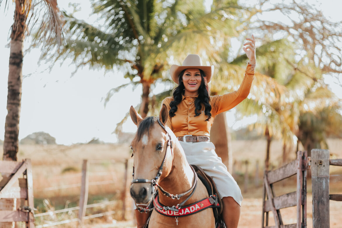 Do campo, de chapéu e bota, cantora gospel inova com canção “Vaqueiro também chora”