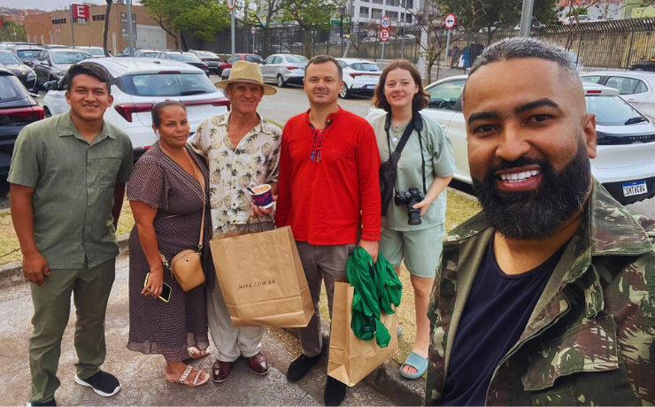 Pastor e rapper tira moradores da rua usando dízimos