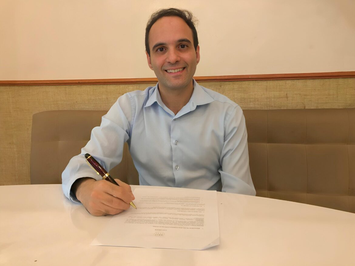 Edu Silvera assina contrato com a gravadora Holy Song Music e prepara nova canção autoral