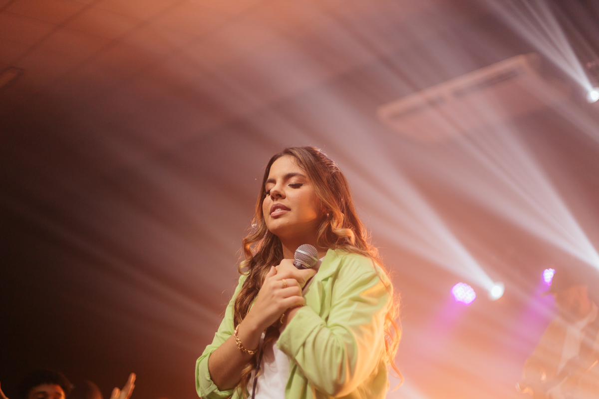 Amanda Loyola apresenta o álbum “Canções Para o Meu Amado”, gravado ao vivo