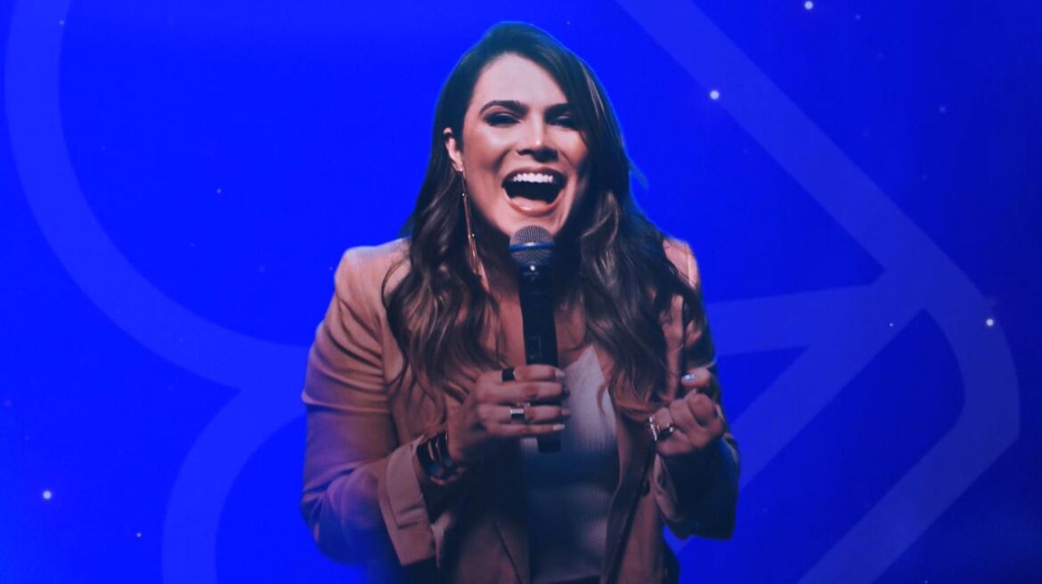 Joy Camargo apresenta nova versão de um clássico da música gospel, “Deus do Impossível”