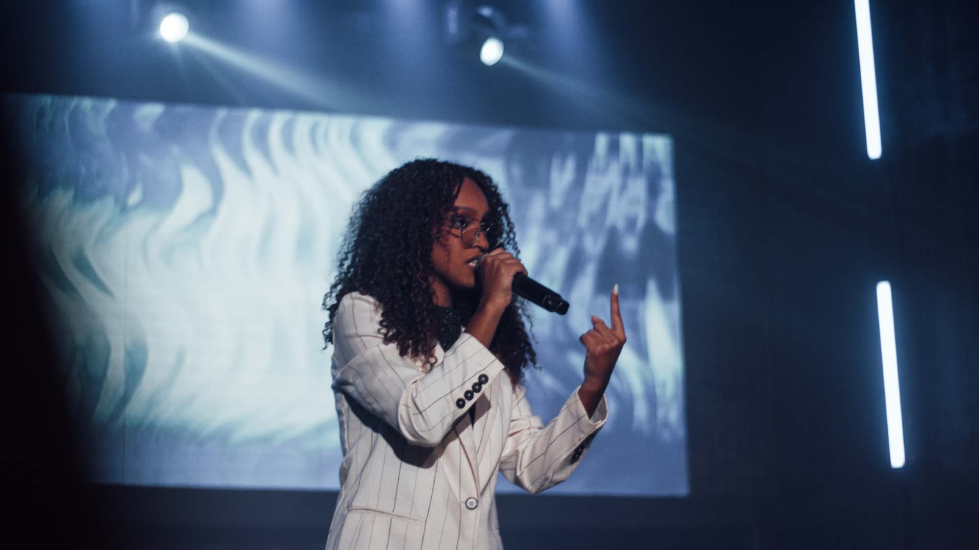 Pâmela Oliveira declara o cuidado de Deus na canção “Eu Vejo, Eu Sinto, Eu Cuido”
