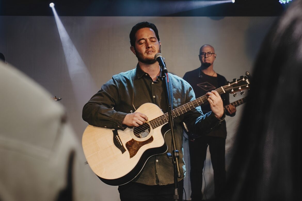 Nova música “Aba”, de Lucas Brondi, convida cristãos ao louvor comunitário