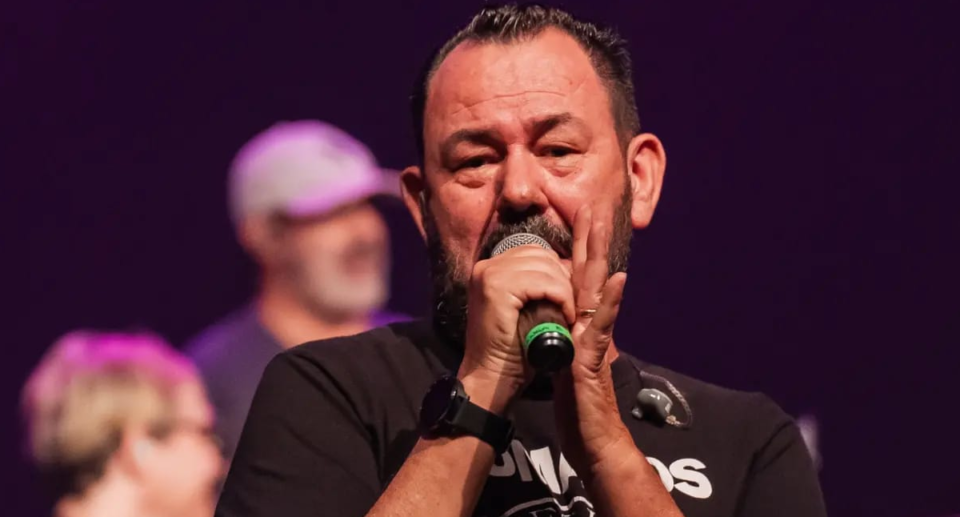 Luciano Manga canta Oficina G3 no Teatro Nova Iguaçu, no Rio de Janeiro