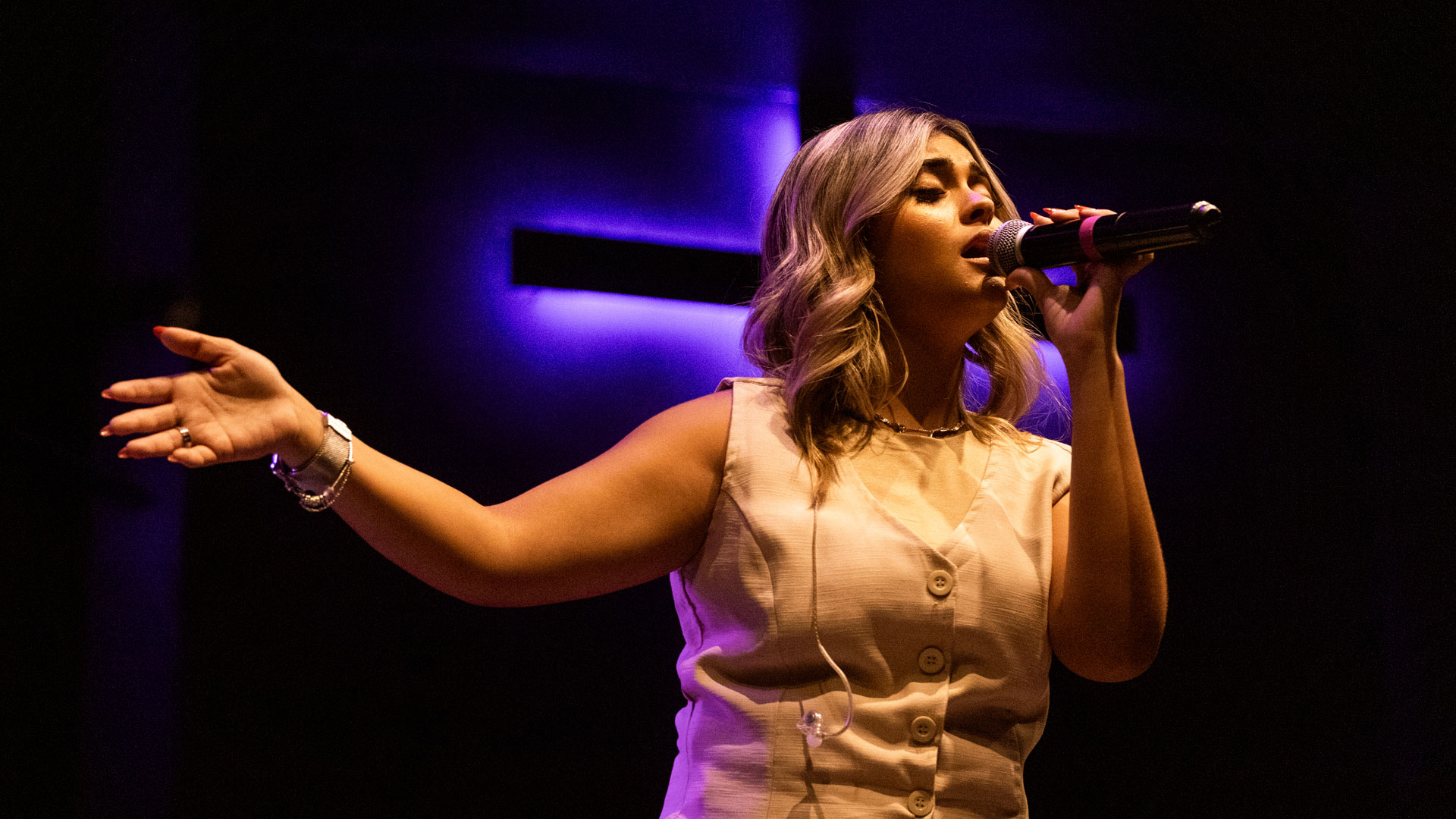 Raissa Cespedes na belíssima interpretação da música “Tempestade”