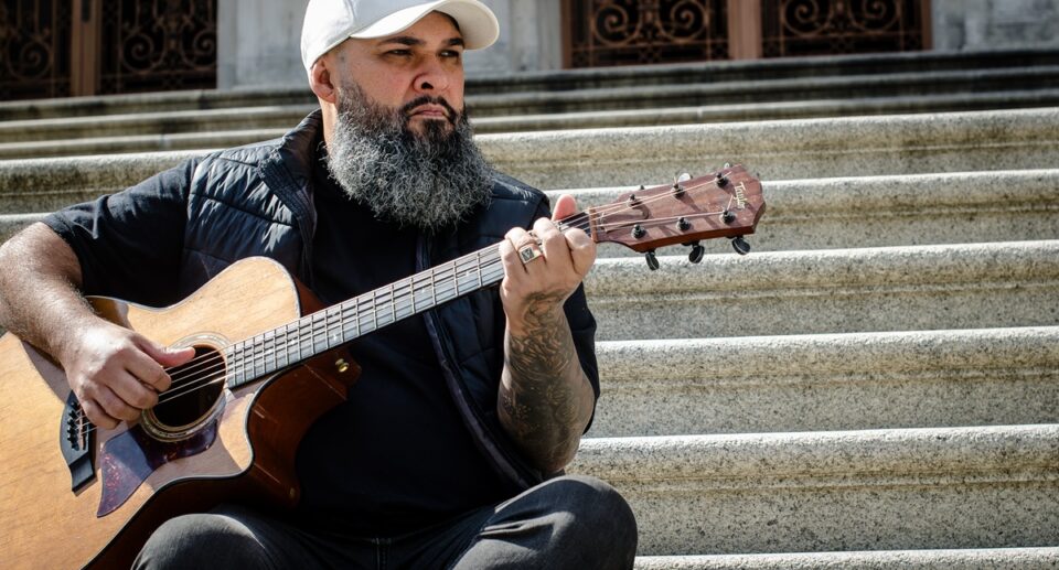 O cantor Vitor Teixeira. Foto Pâmela Michele.