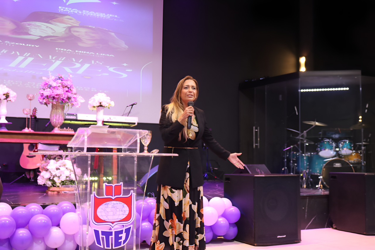 Nina Lima recebe medalha “Ester” durante evento no Espírito Santo