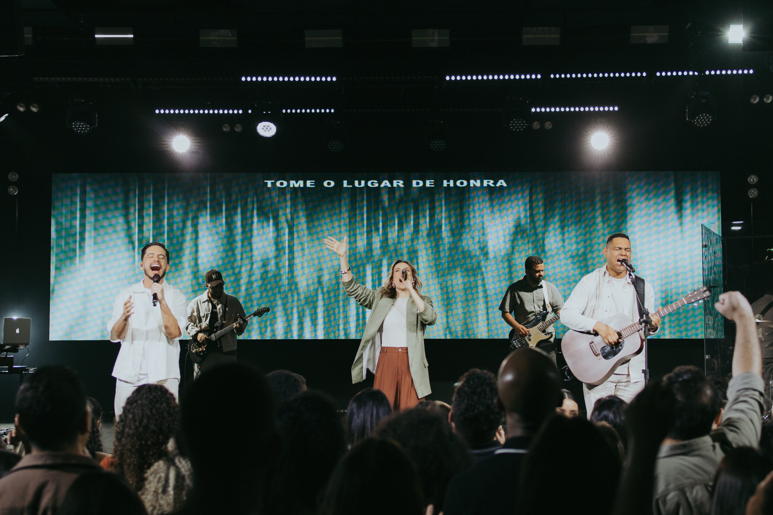 Emaús Music exalta a soberania de Cristo e inicia projeto autoral com single “Só o Senhor é Deus”