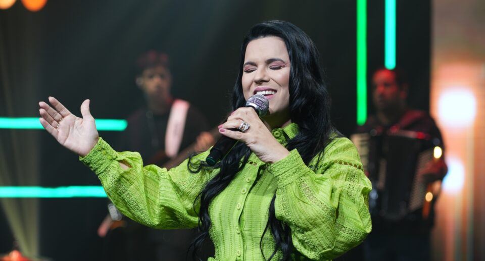 Eliane Fernandes apresenta a inédita “A Igreja Está Orando” pela gravadora Louvor Eterno