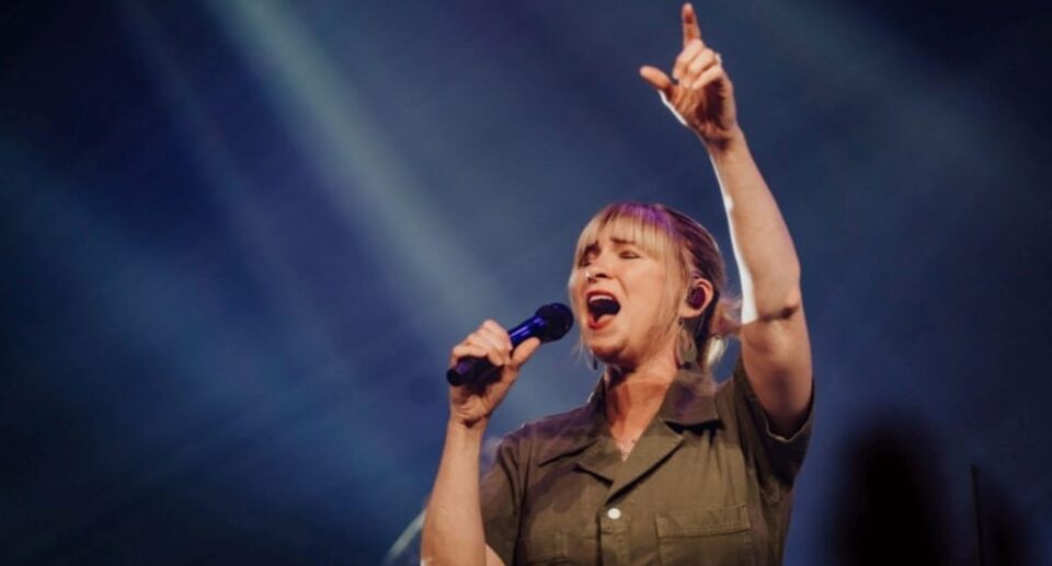 Kim Walker-Smith confirma três shows no Brasil 