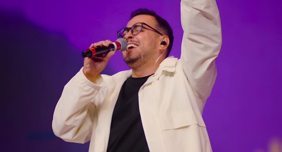 Higor Rosa lança o single “Rendido Estou” pela Flame Music, gravado ao vivo na Conferência Radicais Livres 2025