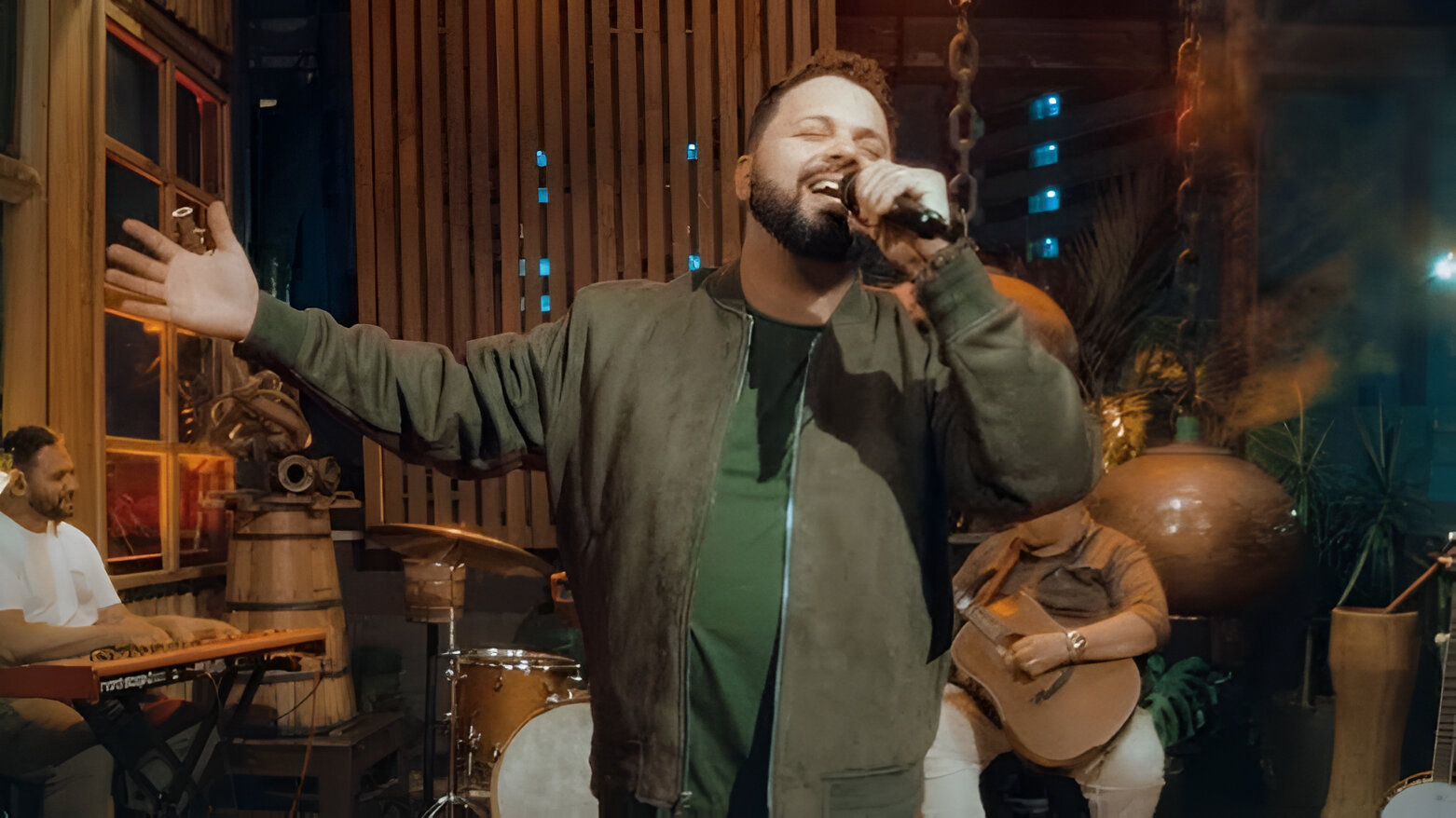 Klebson Kollins lança versão acústica e intimista da canção “Te Adorar é o Meu Prazer”