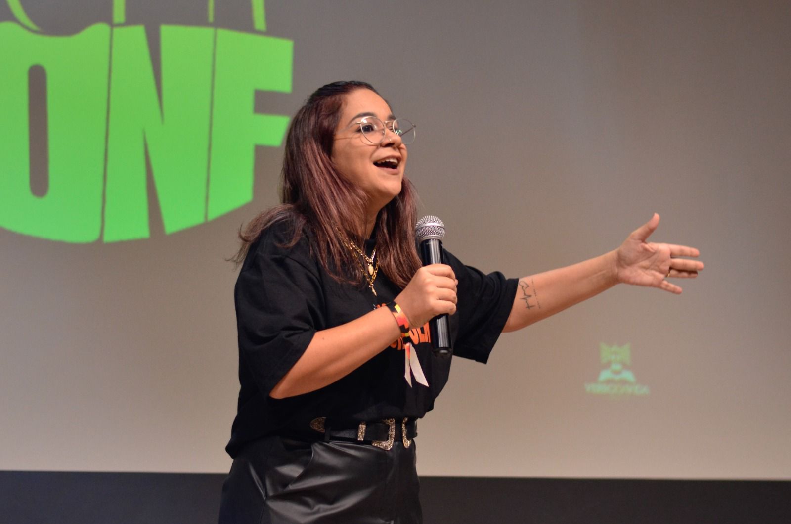 “Tua Força”: nova canção de Drê Melo une fé e brasilidade
