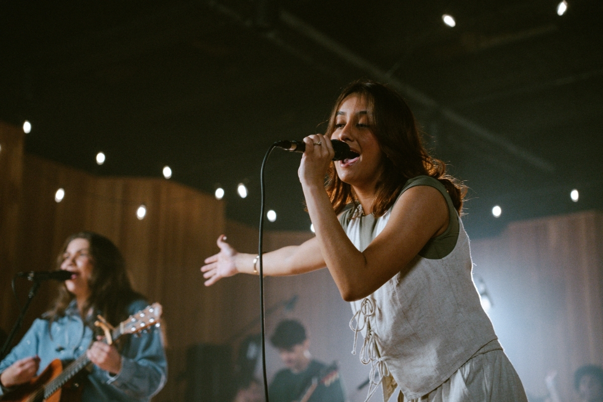 Cantora Rafa Charone lança a canção o “Éden”, de volta ao Jardim do Amor