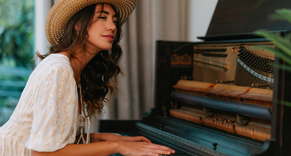 Após conversão, Nicole Louise apresenta canção que celebra fé e superação