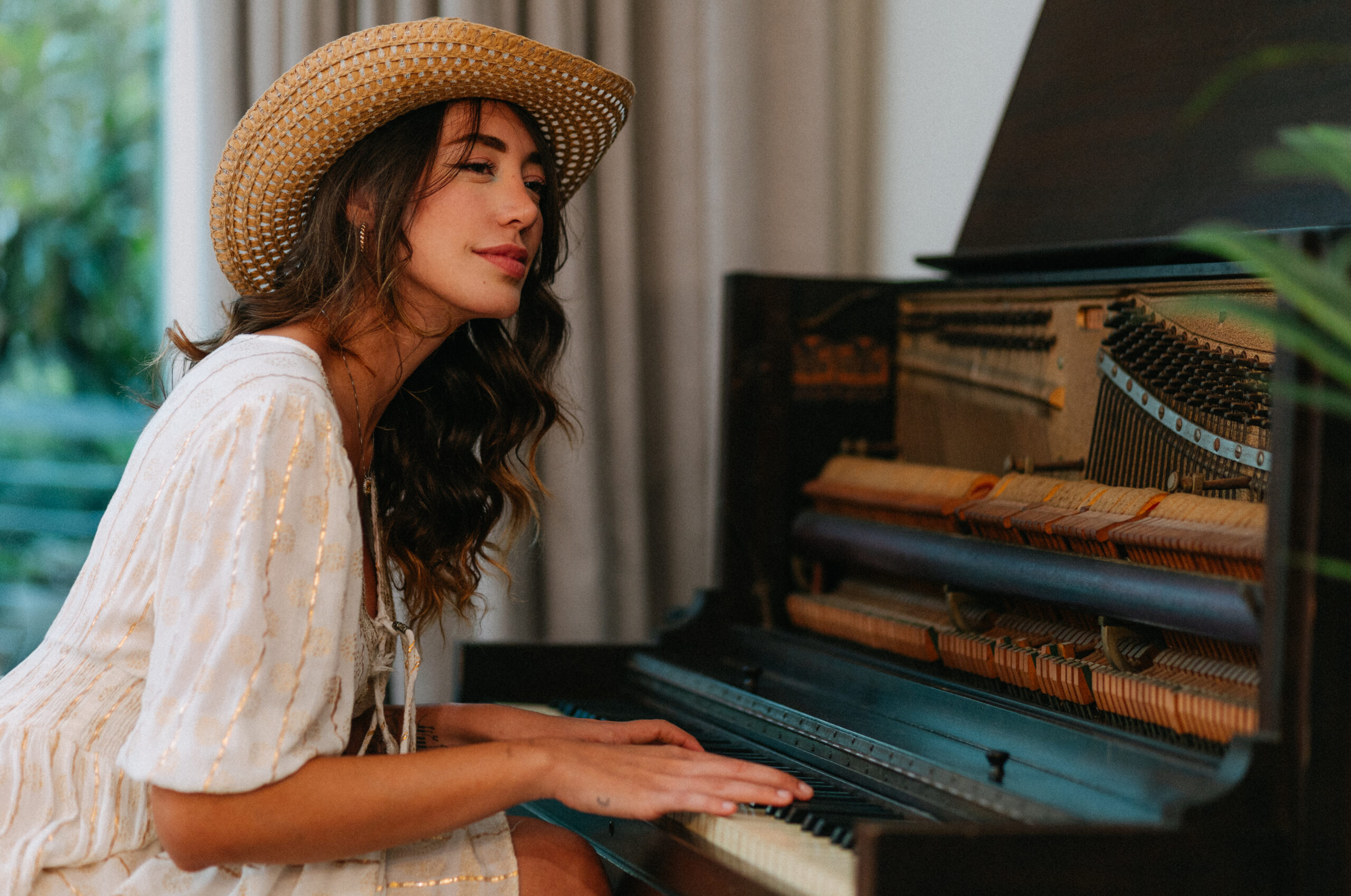 Após conversão, Nicole Louise apresenta canção que celebra fé e superação