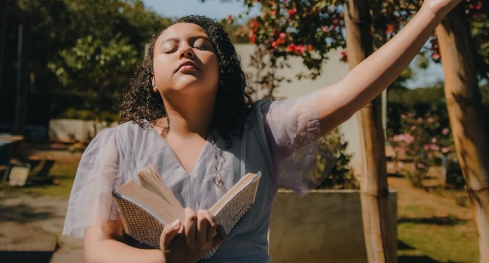 Ingrid Vitória lança o single e clipe “Vai Passar” com mensagem de fé e esperança