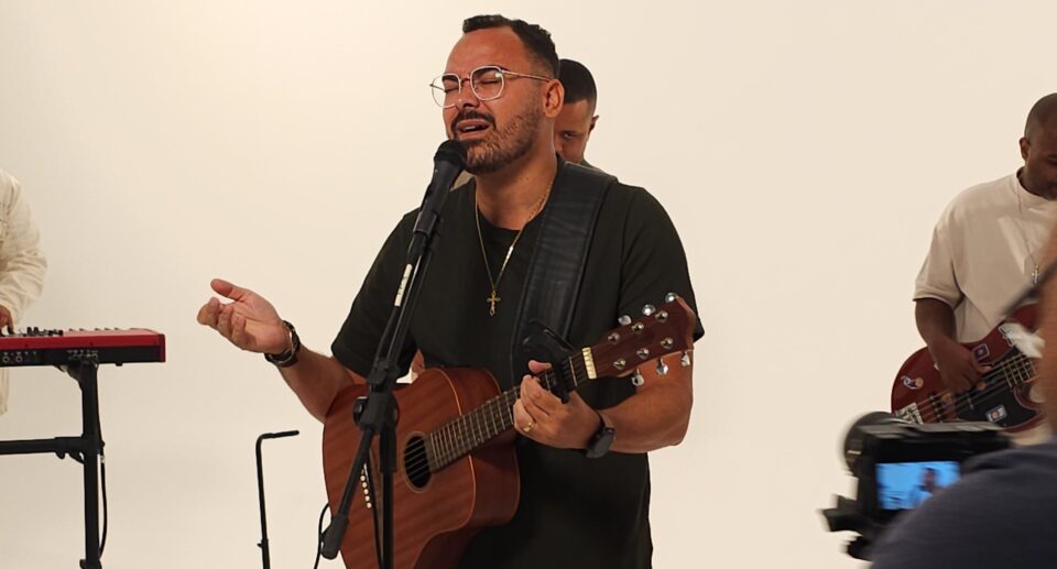 Com pegada MPB, Thiago Augustho lança a música “Poder do Perdão” e impressiona