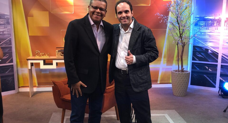 Cantor Edu Silvera grava participação no programa “Noite com os Adoradores”, da RIT TV