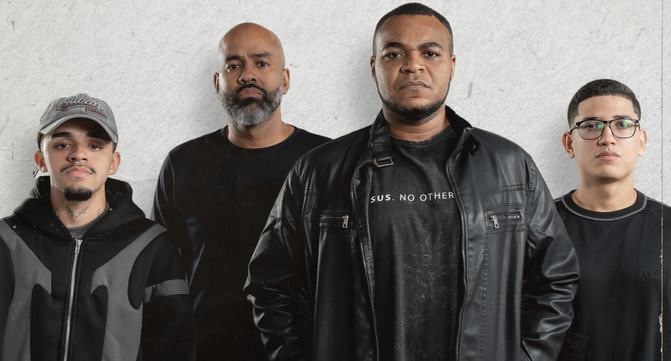 Adoradores Gratos estreia com o single “Escolho a Ti”