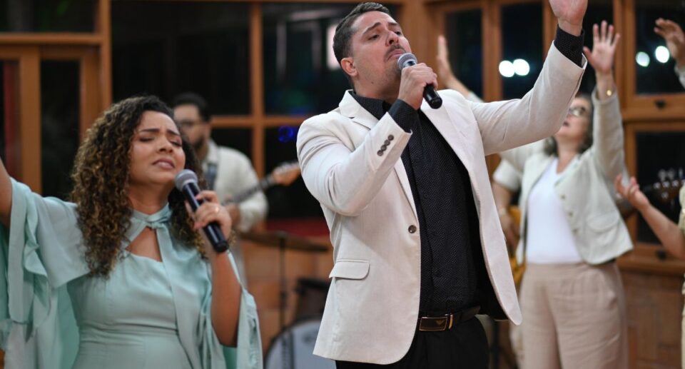 Vanessa Carvalho e Pr. Pedro Neto adoram a Deus com a canção “Isaías 6”