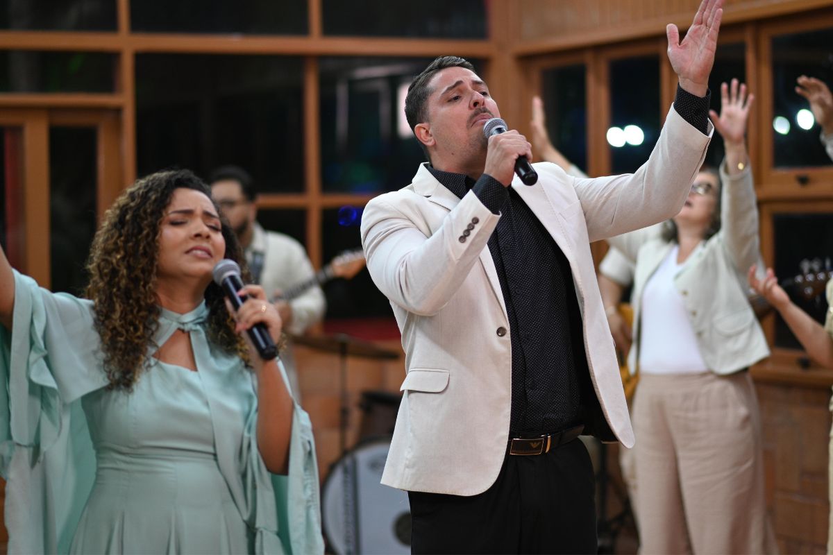 Vanessa Carvalho e Pr. Pedro Neto adoram a Deus com a canção “Isaías 6”