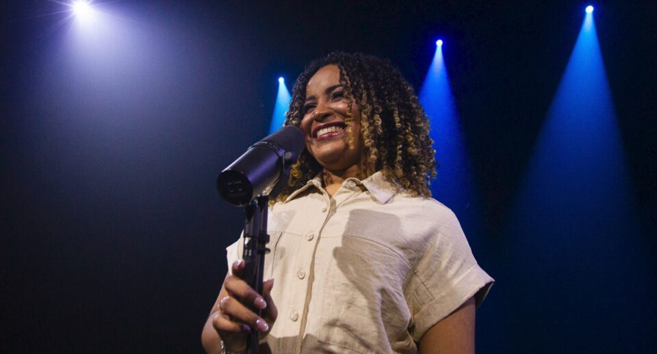 Próximo ao Dia dos Pais, Vitória Costa interpreta a canção “Pai, Estou Aqui”