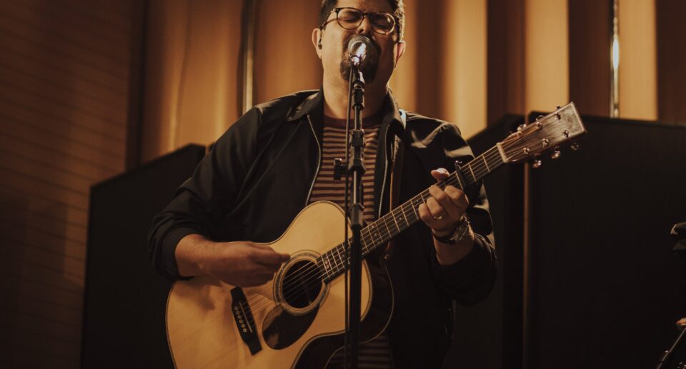 Fred Arrais lança “Que o Nosso Som Acenda a Luz”, faixa de estreia do projeto “Live in SP”