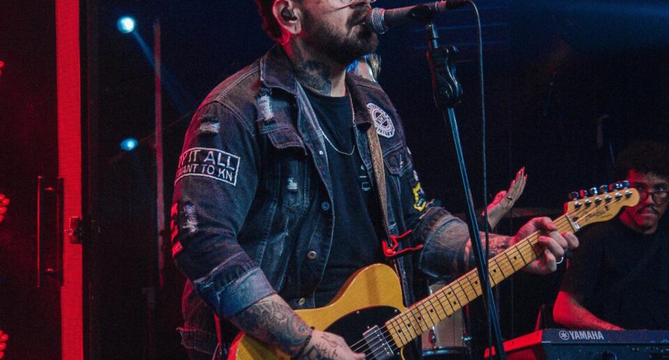 Felipe Bodão, guitarrista e produtor musical que se destaca por sua trajetória de sucesso