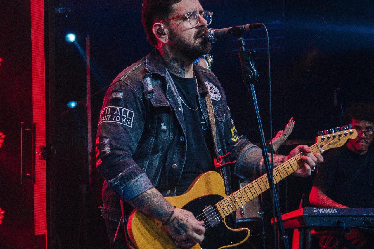 Felipe Bodão, guitarrista e produtor musical que se destaca por sua trajetória de sucesso