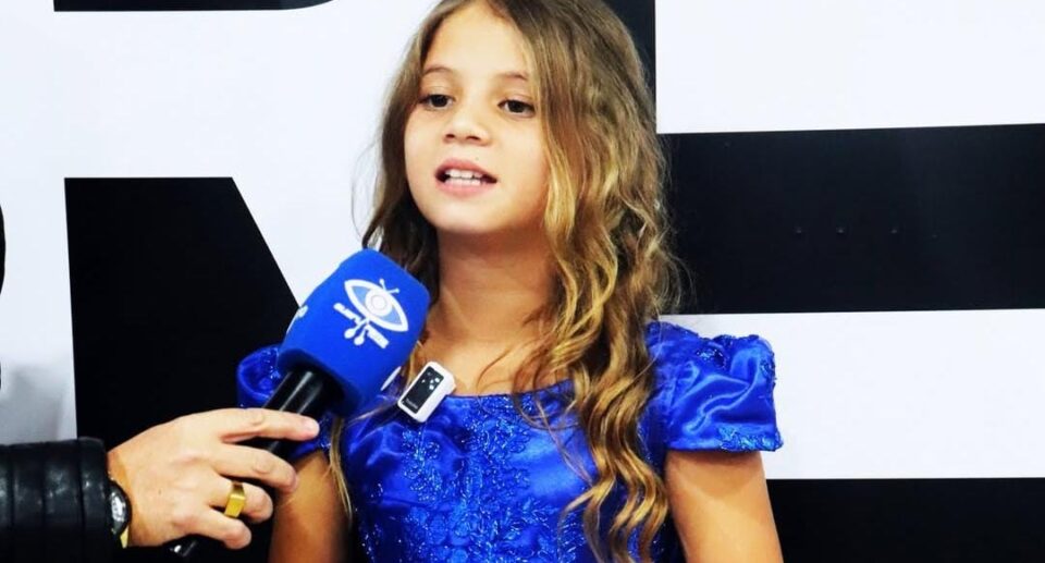 Aline Silva, pregadora mirim de 10 anos, emociona público com sua fé e louvor
