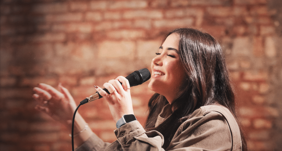Brenda Danese apresenta o single e clipe “Abandono o Meu Poço”