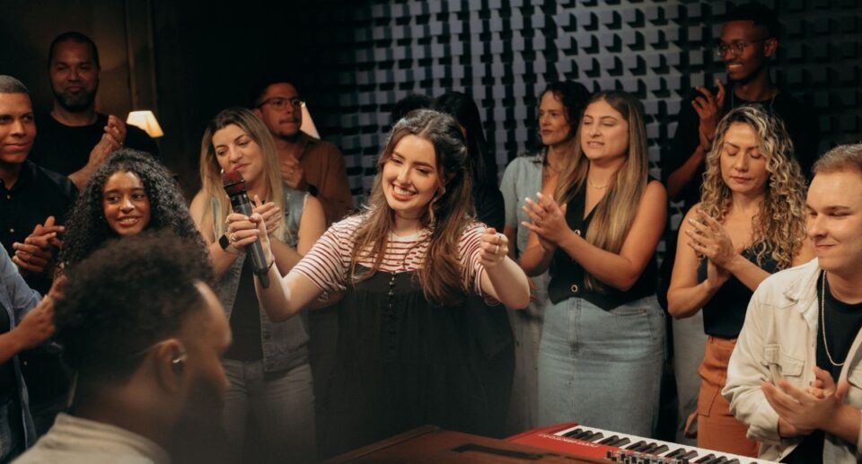 Esther Marcos canta “Milagres” linda canção autoral que intitula o projeto homônimo